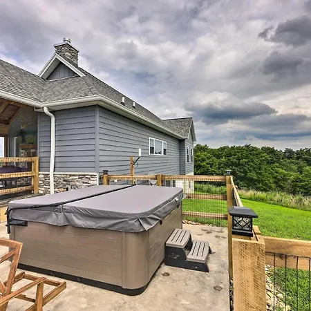 Chic Williamstown Retreat With Pool And Hot Tub! Villa